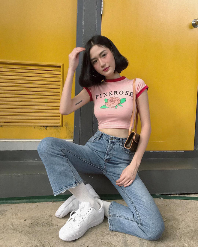 Bên cạnh áo crop top, quần jeans thì các loại váy ôm cũng là món đồ mà Grace Buchita thường mặc. Đây vốn là những mẫu váy khá kén dáng, tôn lên thân hình chuẩn chỉnh của người mặc, thế nhưng nếu chọn không khéo sẽ dễ khiến người diện có vẻ "dừ" hơn.