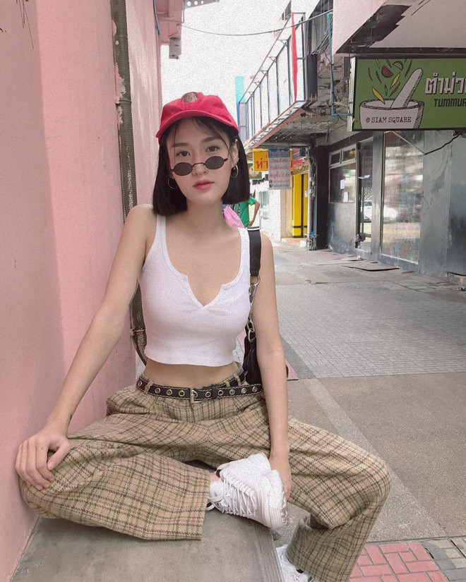 Chính bởi vậy mà mỹ nữ 8X này là một trong những fashion icon rất được các bạn trẻ Thái Lan yêu thích và có gần 400.0000 người theo dõi trên Instagram.