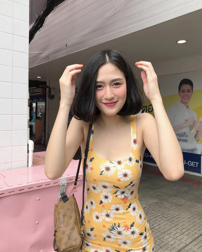 Giải pháp của Grace Buchita chính là luôn lựa chọn những mẫu váy sáng màu có họa tiết như kẻ sọc hay in hoa để mang lại ấn tượng tươi sáng và mang hơi hướng vintage cổ điển.