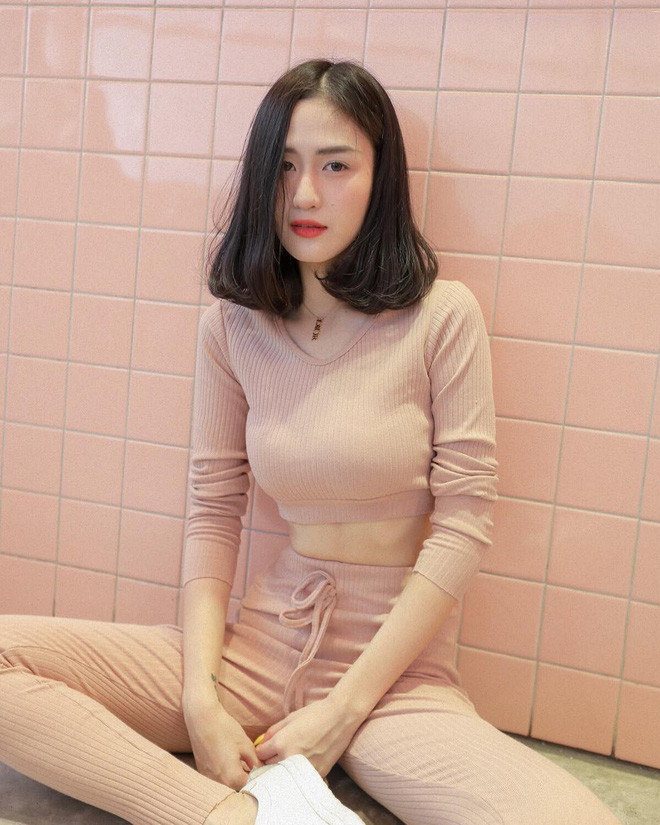 Với lợi thế là cơ thể nhỏ nhắn, vòng eo thon gọn, Grace Buchita rất hay diện áo crop top mix cùng quần jeans hoặc quần vải cạp cao.