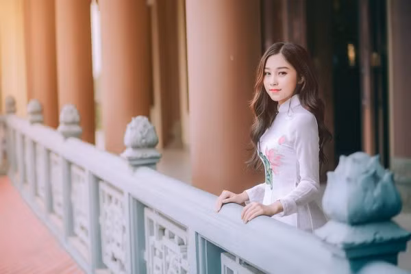 Bên cạnh yếu tố tâm linh, chùa chiền là nơi mọi người đến cầu mong sức khỏe, hạnh phúc cho 1 năm mới thì kiến trúc ở chùa rất cổ kính, thích hợp với những bộ ảnh áo dài kín đáo, chỉn chu.