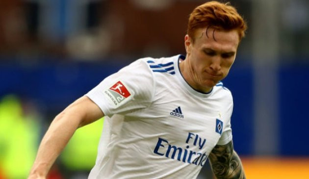 Arsenal được cho là sẵn sàng cạnh tranh sòng phẳng với Bayern Munich để sở hữu chữ ký hậu vệ David Bates của Hamburg SV.