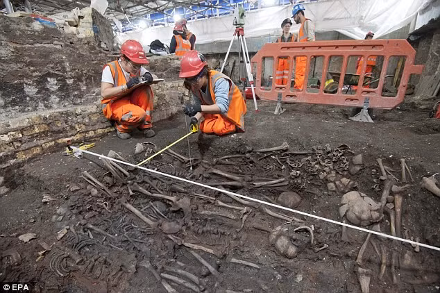 Chính quyền sẽ di dời các bộ hài cốt để xây dựng một nhà ga mới. Giới nghiên cứu thường dùng thuật ngữ "Cái chết đen" để gọi bệnh dịch hạch ở châu Âu thời Trung Cổ.