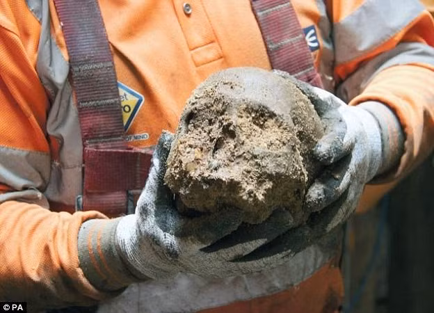 Để ngăn chặn sự lây lan của bệnh dịch hạch, chính quyền đánh dấu nhà của những người mắc bệnh bằng dấu chữ thập màu đỏ, đồng thời cấm dân chúng tụ tập. Ảnh: PA