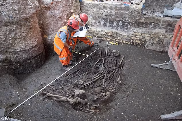 Từ đầu năm tới nay, các nhà khảo cổ đã khai quật hơn 3.500 hài cốt của nạn nhân dịch hạch ở thành phố London. Ảnh: PA