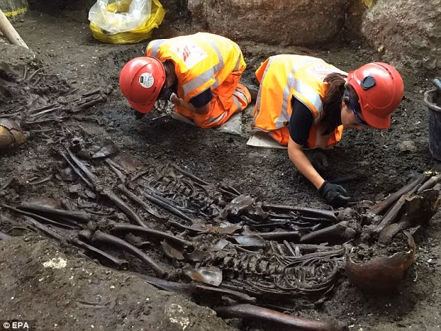 Các nhà khảo cổ phát hiện hài cốt của ít nhất 30 người trong một hầm bên dưới nhà ga Phố Liverpool ở phía đông thành phố London, Anh. Họ cho rằng đây là hài cốt người chết vì bệnh dịch hạch vào năm 1665, vì một tấm bia mang dòng chữ "1665" nằm gần vị trí các bộ hài cốt. Ảnh: EPA.