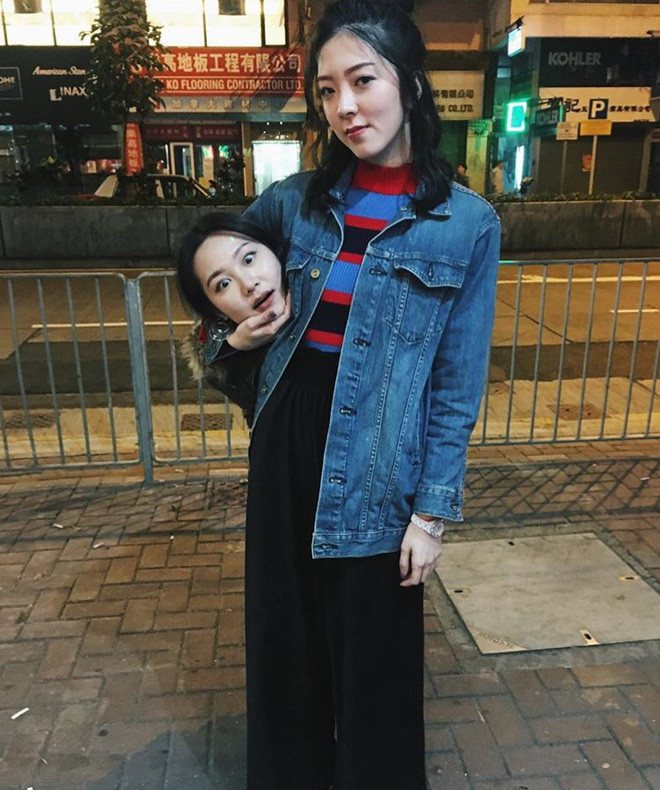 Còn theo bạn Hoàng Quân lại cho rằng: "Nếu là bạn là người mù công nghệ có cách khác giúp bạn chạy theo trào lưu này đó là ôm đầu một đứa bạn thân nào đó để chụp hình. Thế là xong! Vừa đơn giản mà lại rất vui".