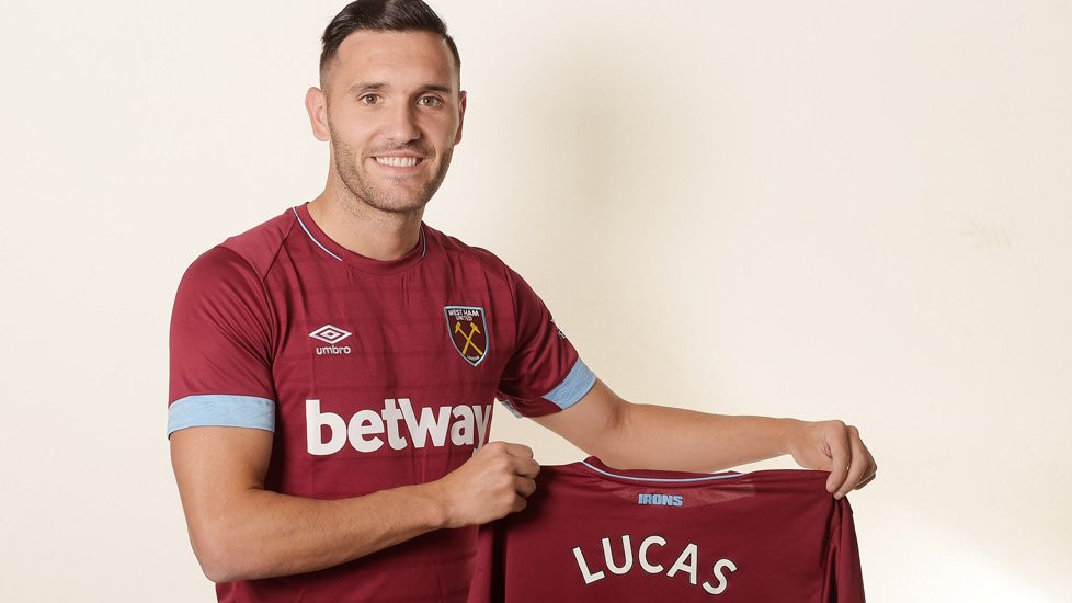 Arsenal đồng ý bán Lucas Perez cho West Ham với mức phí 10 triệu bảng. Tiền đạo người Tây Ban Nha sẽ đặt bút ký vào bản hợp đồng có thời hạn 3 năm với The Hammers.