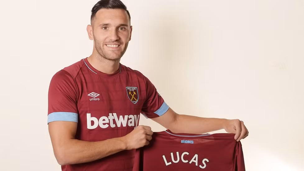 Arsenal đồng ý bán Lucas Perez cho West Ham với mức phí 10 triệu bảng. Tiền đạo người Tây Ban Nha sẽ đặt bút ký vào bản hợp đồng có thời hạn 3 năm với The Hammers.