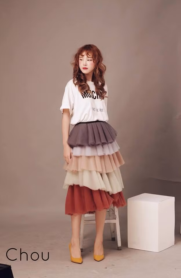 Vốn là người yêu động vật, Bích Châu không ngần ngại cưng nựng và quan tâm đến những con chó lạc dù nó chẳng thuộc sở hữu của mình.