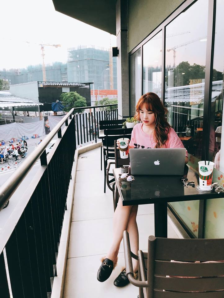 "Nhiều người nói rằng em "làm màu" em cũng chỉ nghe rồi biết. Việc làm này đâu có ảnh hưởng đến ai đâu. Em chẳng nghĩ gì hết, chỉ biết thương động vật thôi. Nếu để "làm màu" thì cần gì phải đứng bên ngoài nhiều tiếng đến thế." Bích Châu đáp trả dân mạng khi bị nói câu views.