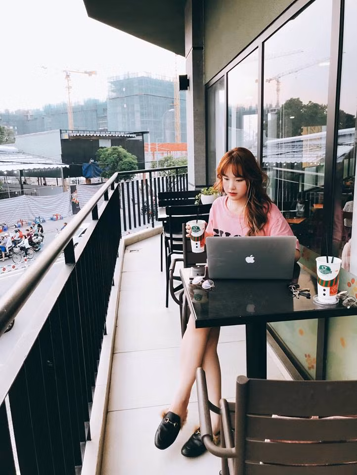 "Nhiều người nói rằng em "làm màu" em cũng chỉ nghe rồi biết. Việc làm này đâu có ảnh hưởng đến ai đâu. Em chẳng nghĩ gì hết, chỉ biết thương động vật thôi. Nếu để "làm màu" thì cần gì phải đứng bên ngoài nhiều tiếng đến thế." Bích Châu đáp trả dân mạng khi bị nói câu views.