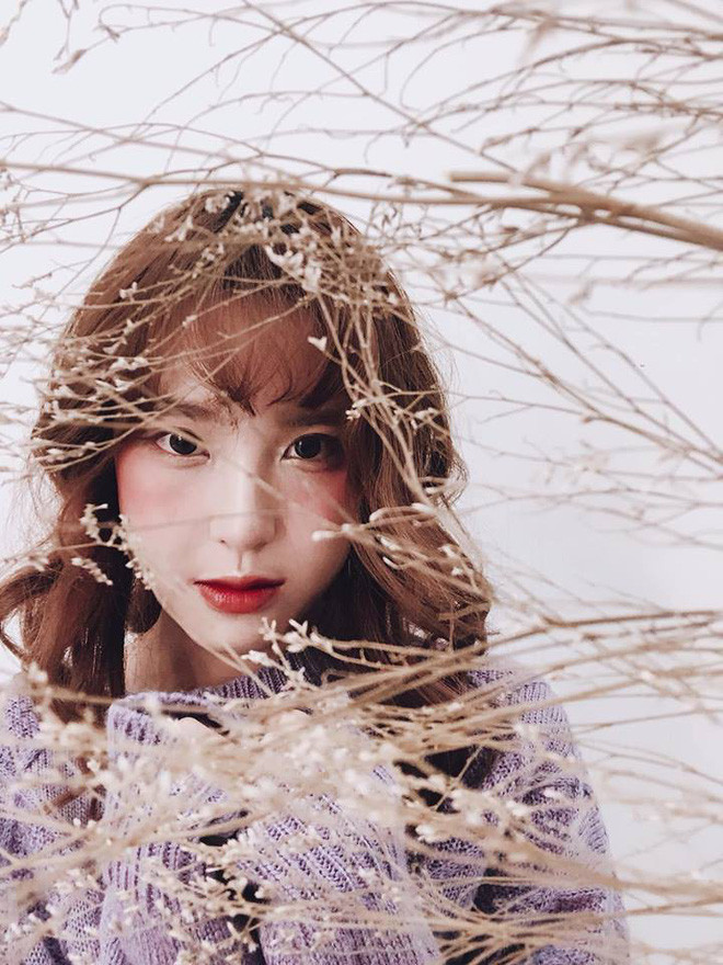 Đi kèm cùng câu chuyện này chính là những bức ảnh chụp một cô gái xinh đẹp đang bế một chú chó. Trong tấm hình có thể thấy vì sợ chó lạnh, cô gái còn mở áo khoác, ôm chó vào lòng.