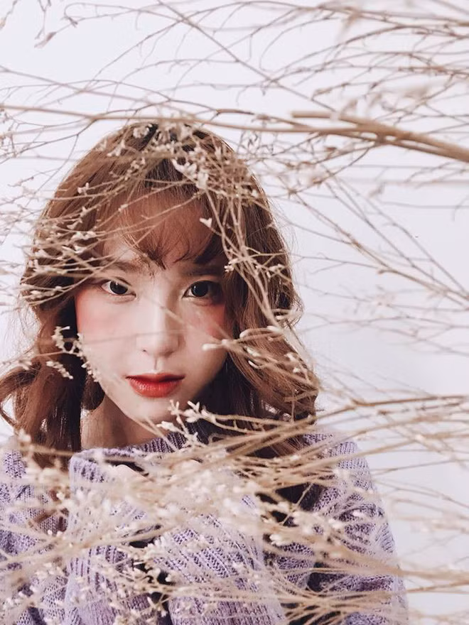 Đi kèm cùng câu chuyện này chính là những bức ảnh chụp một cô gái xinh đẹp đang bế một chú chó. Trong tấm hình có thể thấy vì sợ chó lạnh, cô gái còn mở áo khoác, ôm chó vào lòng.