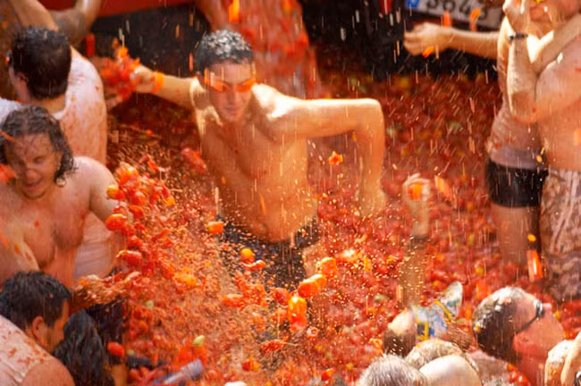 Lễ hội La Tomatina, Tây Ban Nha: Hằng năm, thị trấn nhỏ Bunol, Tây Ban Nha, tổ chức lễ hội thực phẩm lớn nhất thế giới có tên La Tomatina. Đây vốn là lễ hội ném cà chua và để đảm bảo có đủ lượng cà chua cho sự kiện này, hàng chục chiếc xe tải lớn chở cà chua sẽ được đưa vào thành phố. Trong 1 giờ, đường phố Bunol được bao phủ bởi màu đỏ của cà chua.