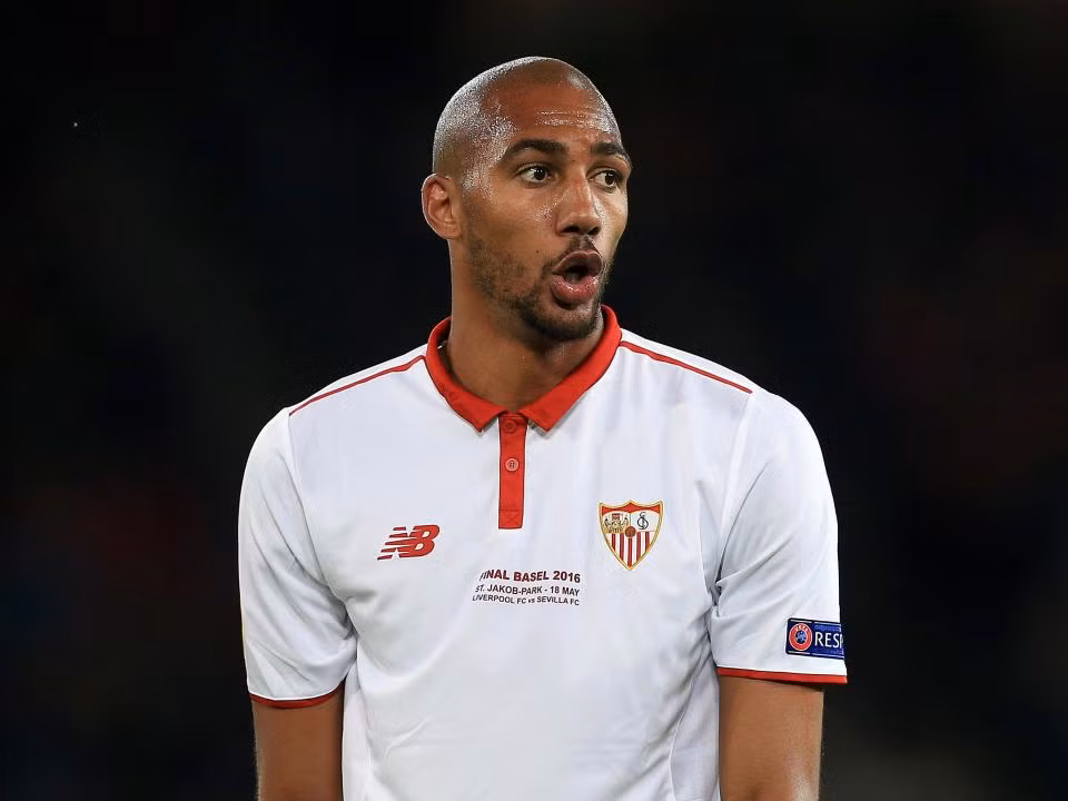 Arsenal tăng cường tuyến giữa bằng N'Zonzi: Steven N'zonzi đang nảy sinh bất đồng với HLV trưởng Sevilla - Eduardo Berizzo và muốn đào tẩu khỏi sân Sanchez Pizjuan khi kỳ chuyển nhượng mùa đông mở cửa. Tờ AS cho hay, Arsenal là một trong số các CLB đang quan tâm đến tiền vệ 28 tuổi người Pháp, hiện đang có mức phí giải phóng hợp đồng là 35 triệu bảng. Ảnh: AS