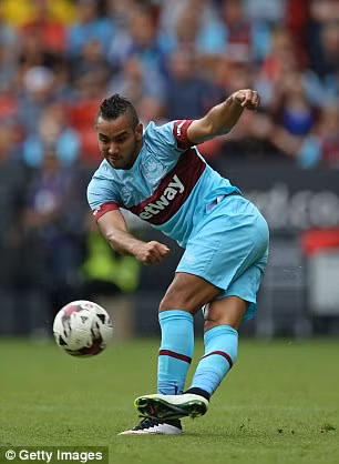 Payet đóng góp 8 bàn thắng cùng 8 đường chuyền kiến tạo, giúp West Ham đang đứng trước cơ hội lọt vào top 4 để tham dự Champions League mùa sau.