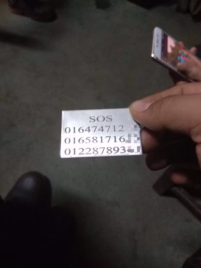 Sợ giấy có thể bị phai mực và nhàu nát, bạn trẻ này đã cẩn thận dập cả số điện thoại bằng inox cho chắc cốp