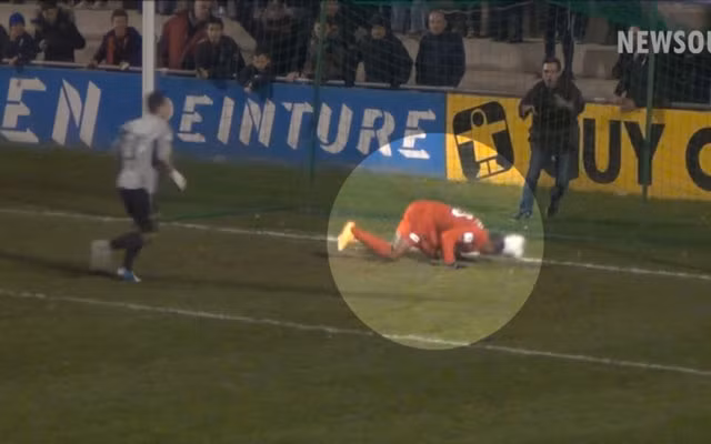 Tình huống sẽ chẳng có gì đáng nói nếu như cầu thủ người Bờ Biển Ngà tung chân sút tung lưới đội bạn. Nhưng Kore đã dừng bóng trước vạch vôi sau đó quỳ xuống và dùng đầu đưa bóng vào lưới.