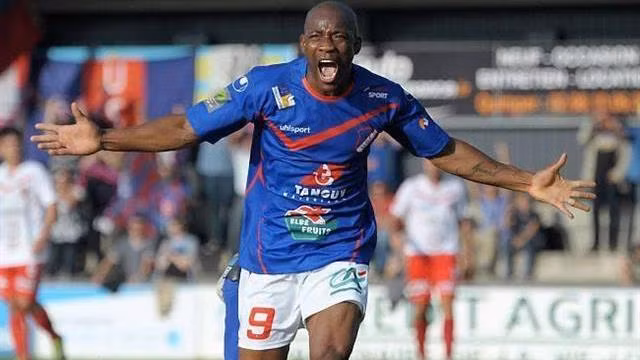 Mặc dù là tiền đạo nhưng mùa giải trước, Kore đã thi đấu 1346 phút và đã có 7 bàn thắng cho CLB chủ quản. Không phải là cầu thủ xuất sắc nên cách ghi bàn của Kore mới đây càng khiến anh bị ghét, chỉ trích nhiều hơn.