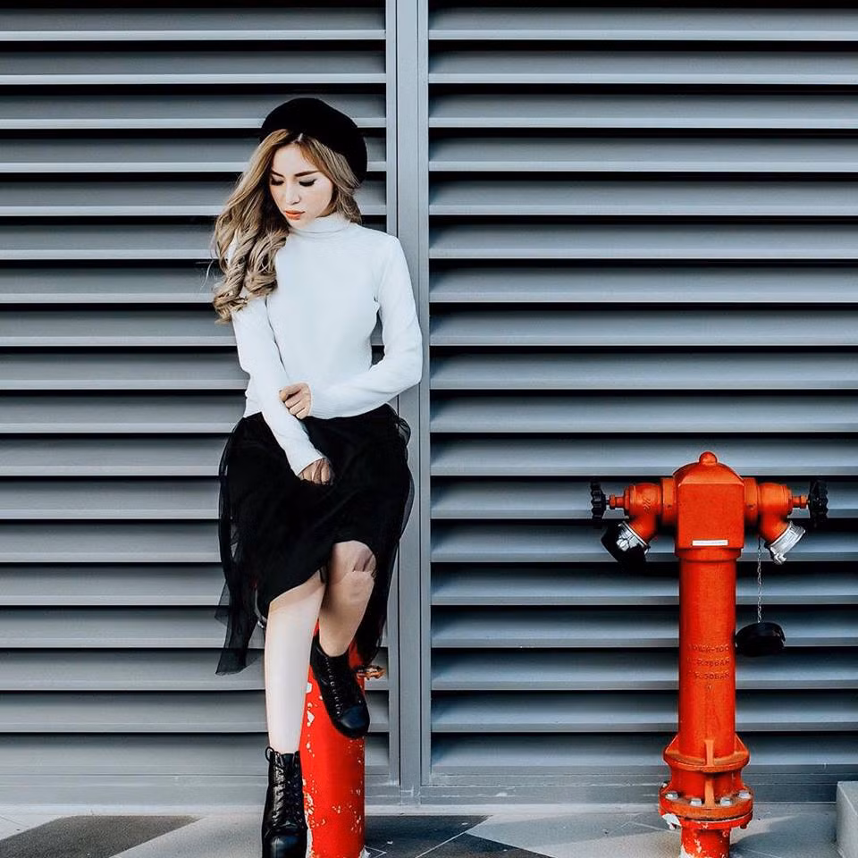 Ngoài ra, thời gian rảnh cô nàng cũng tiếp tục theo học để hoàn thành nốt năm cuối của ngành Quan hệ quốc tế, trường Đại học Khoa học Xã hội và Nhân văn, thành phố Hồ Chí Minh.