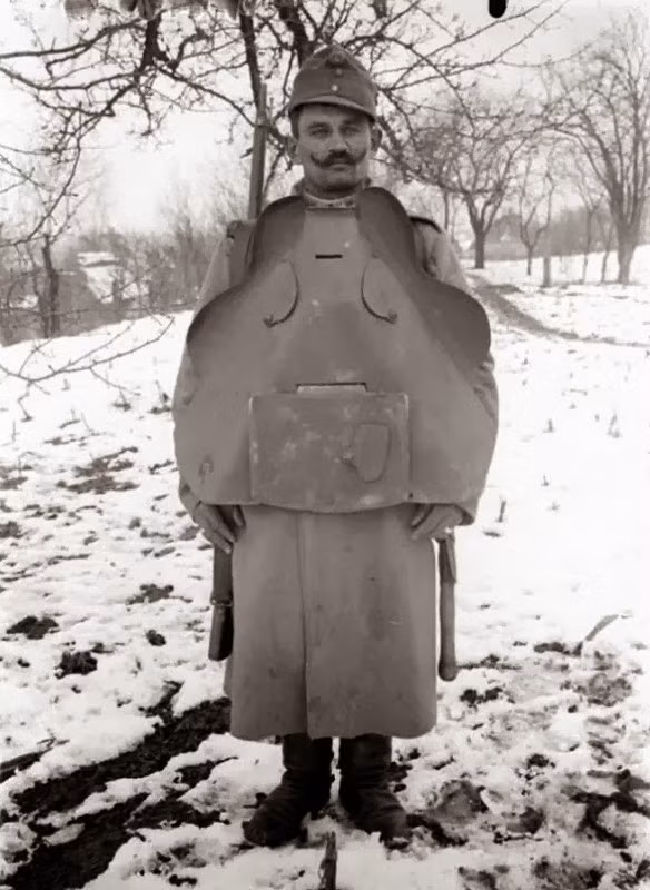 Áo giáp vừa giữ ấm, vừa bảo vệ người mặc. Ảnh: Imgur.