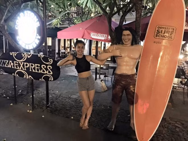 Hot girl cho biết: “Bali là vùng đất tuyệt vời với cảnh sắc lộng lẫy, con người chan hòa, thân thiện. Mình thích những món ăn lề đường, hợp vệ sinh và rất ngon miệng”.