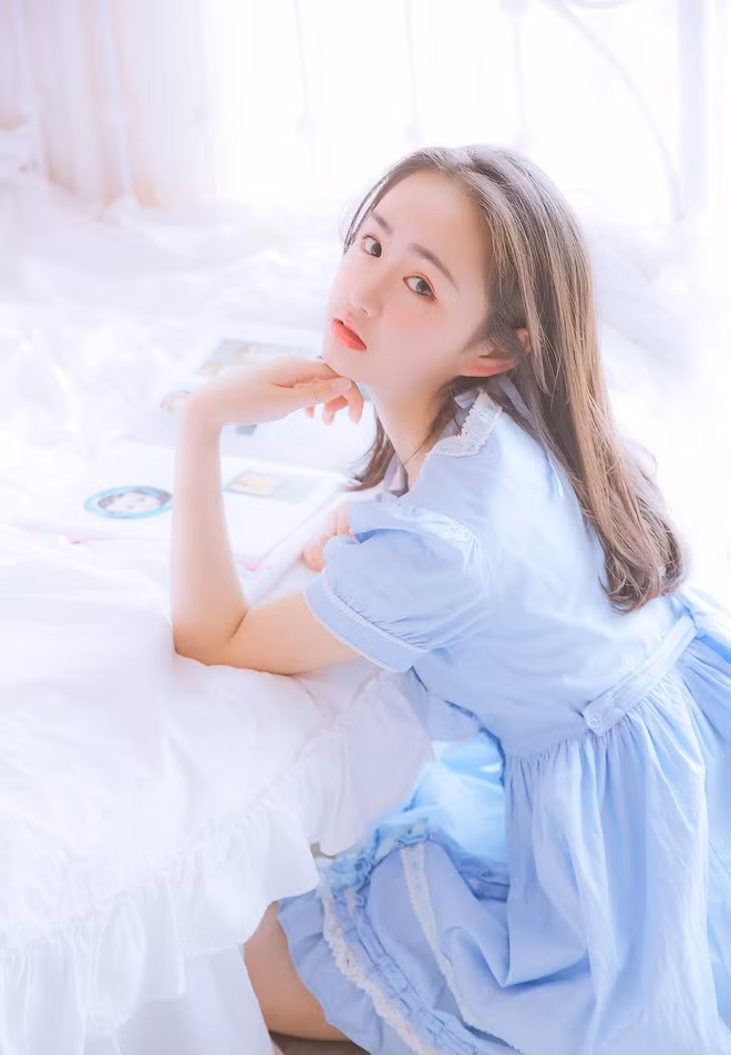 Là một người khá kín tiếng trên MXH, nên trang Weibo của Thu Thu chẳng mấy khi chia sẻ những bức ảnh về bản thân, thế nhưng mỗi bức ảnh cô bạn đăng lên đều là "cực phẩm" khiến người ta không thể rời mắt.