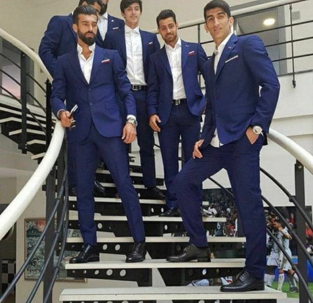 "Không rõ đây là đội tuyển bóng đá Iran hay thí sinh thi Nam vương Toàn cầu nữa đây", một fan khác thả tim với hình ảnh chuẩn soái ca của các cầu thủ Iran.