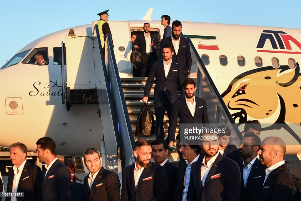 Một điều không vui nữa dành cho đội tuyển Iran là họ không được Nike tài trợ trang phục thi đấu vào giờ chót. Các cầu thủ đã phải mua những đôi giày thi đấu ở các cửa hàng tại Nga.