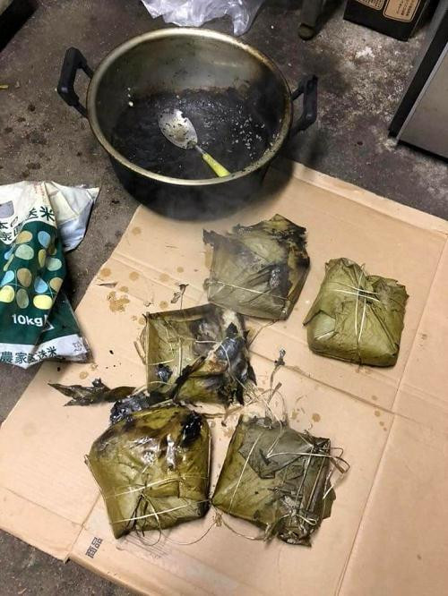 Bánh chưng cháy cạnh cho Tết xum vầy.