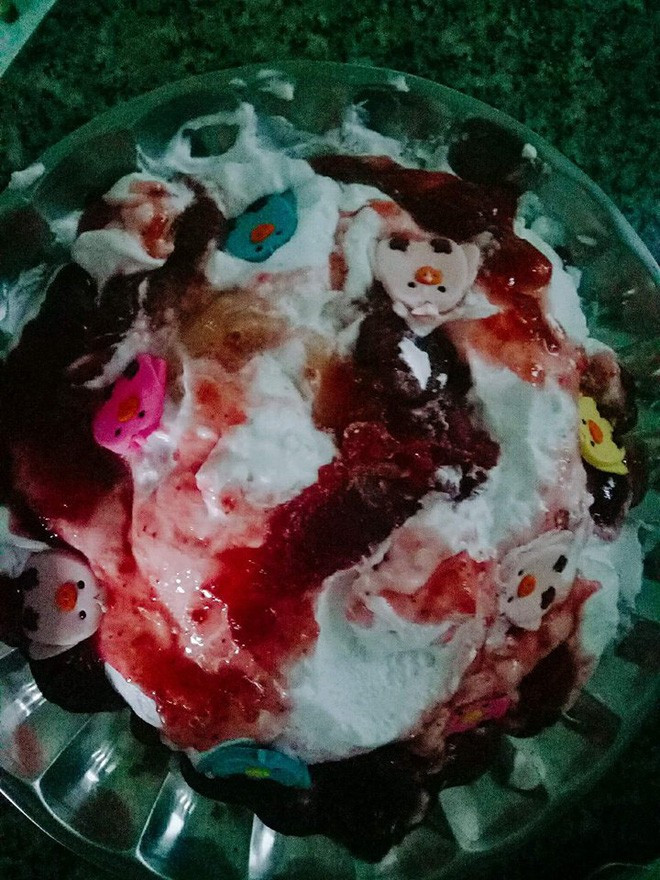 Bánh kem chẳng kém gì một cuộc thảm sát kinh hoàng.