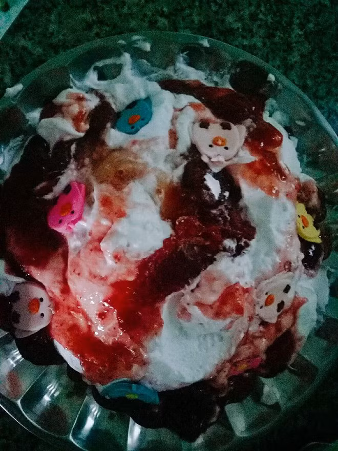 Bánh kem chẳng kém gì một cuộc thảm sát kinh hoàng.