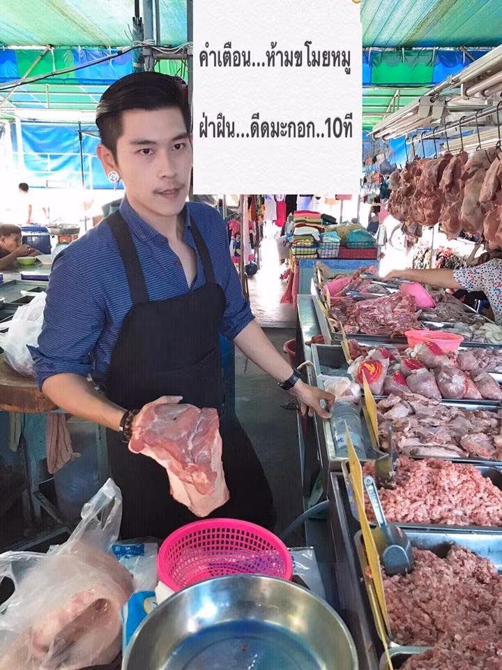 Thái Lan là quốc gia nổi tiếng với "đặc sản" trai xinh – gái đẹp, nổi tiếng ở châu Á. Chẳng phải vào trung tâm thương mại, kể cả khi ra chợ tại xứ Chùa Vàng, bạn cũng có thể bắt gặp rất nhiều anh chàng điển trai, cô gái xinh đẹp, yêu kiều. Mới đây nhất, chàng hot boy bán thịt lợn tại một khu chợ truyền thống ở Thái Lan đã trở thành một hiện tượng mạng rất đặc biệt. Ảnh trong bài: Temteen
