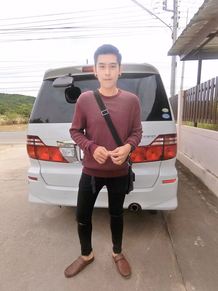 Không chỉ chăm chỉ kiếm tiền mà Bancha Taeduemphan còn rất yêu chiều vợ con, anh thường xuyên dành thời gian cho cô con gái của mình bằng những hành động chăm sóc ân cần.