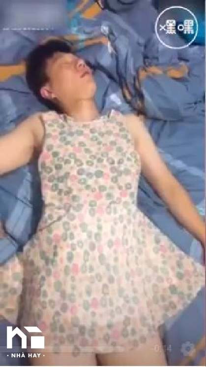 Dẫu vậy, cả đoạn clip anh chồng này đều đang nằm lăn ra ngủ say nên nhiều người đoán đây có thể chỉ là một trò vui chị vợ bày ra khi thấy chồng ngủ.