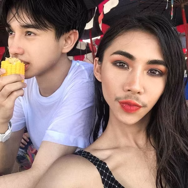 Tình yêu đồng tính của Month và Fluke đã kéo dài được 3 năm. Trong suốt thời gian đó, cặp đôi này dành cho nhau nhiều tình cảm, đi đâu cũng có nhau và cả 2 thường xuyên đăng ảnh ngọt ngào, thân thiết trên MXH.