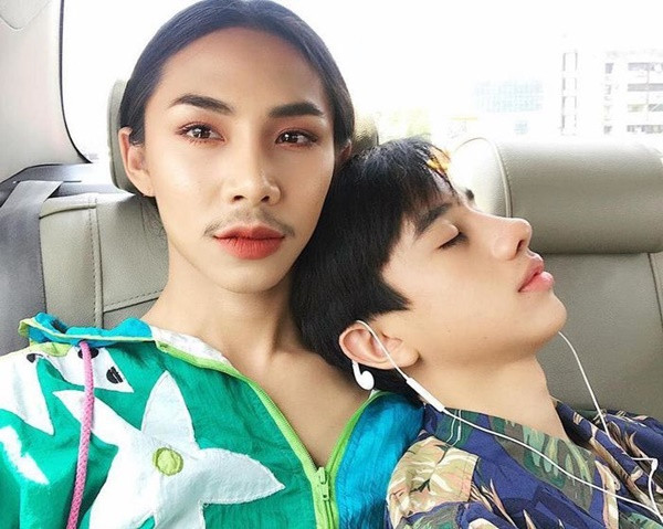 Cặp đồng tính nam Thái Lan gây bão MXH: Người xinh trai, người đẹp gái dù thích… nuôi râu vẫn đang nhận được sự quan tâm đặc biệt của dân mạng.
