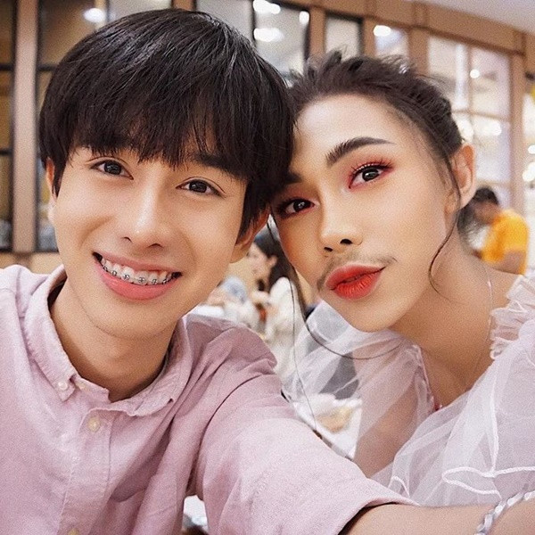 "Dù biết là phong cách riêng và rất cá tính nữa nhưng thỉnh thoảng xin Fluke hãy cạo râu đi" hay " Anh có thể chỉ chọn 1 phong cách “để râu và không trang điểm” hoặc “trang điểm và bỏ râu” được không? Chứ cái kiểu đằm thắm trong nam tính nó mắc cười quá" là những lời bình luận được dân mạng gửi tới Fluke.