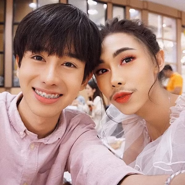 "Dù biết là phong cách riêng và rất cá tính nữa nhưng thỉnh thoảng xin Fluke hãy cạo râu đi" hay " Anh có thể chỉ chọn 1 phong cách “để râu và không trang điểm” hoặc “trang điểm và bỏ râu” được không? Chứ cái kiểu đằm thắm trong nam tính nó mắc cười quá" là những lời bình luận được dân mạng gửi tới Fluke.