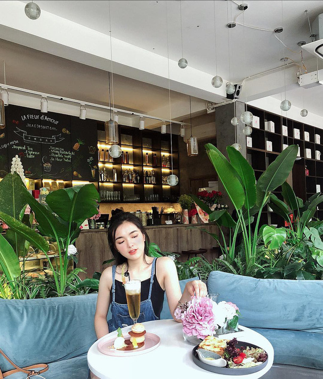 Ngoài ra, gu thời trang và phong cách chụp ảnh toát lên thần thái sang chảnh cũng giúp nữ sinh 10X này thu hút được nhiều theo dõi trên MXH.