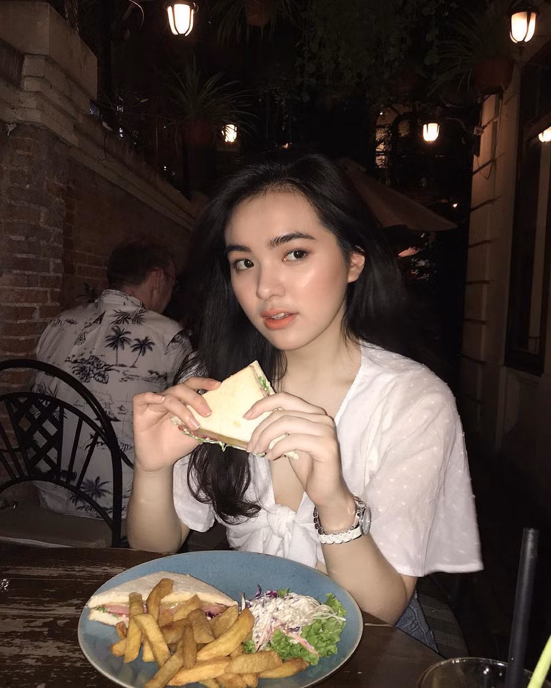 Theo nhiều người đánh giá, Thiên Trang sở hữu vẻ đẹp sắc sảo giống hệt các hot girl Thái nhưng cô bạn này là con gái Việt 100% .