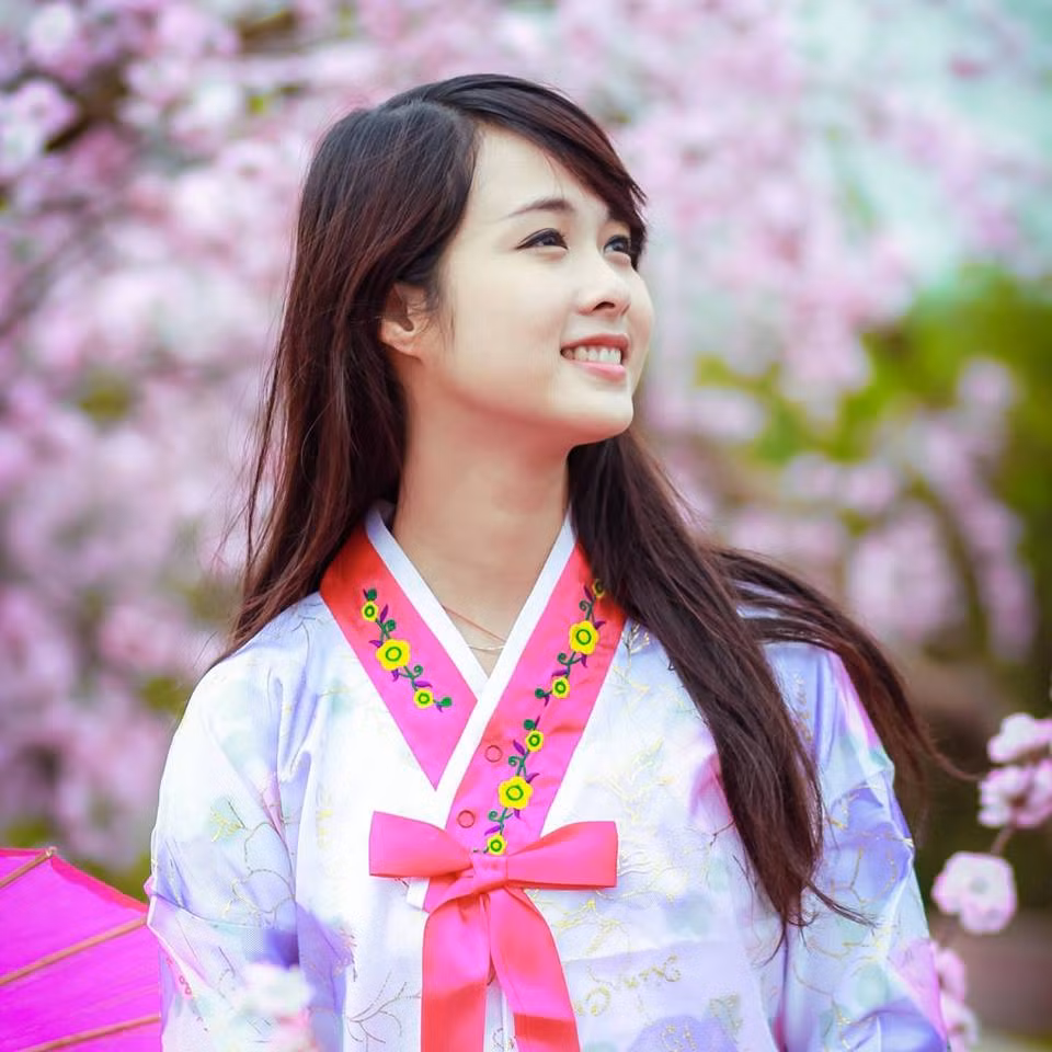 Được biết, trong thời gian ngồi trên ghế nhà trường, Thái Hà từng đạt rất nhiều thành tích và nhận được học bổng cả trong và ngoài nước nhưng cô lại chọn một trường đại học trong nước để học.