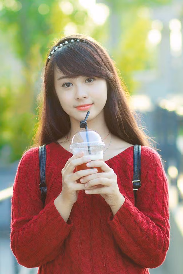 Theo thông tin từ các cư dân mạng cho hay thì cô bạn này có tên là Phạm Thái Hà sinh năm 1997 tại Hải Phòng. Hiện tại mang vẻ đẹp của hot girl này là sinh viên năm nhất của trường Đại học Ngoại Thương Hà Nội.