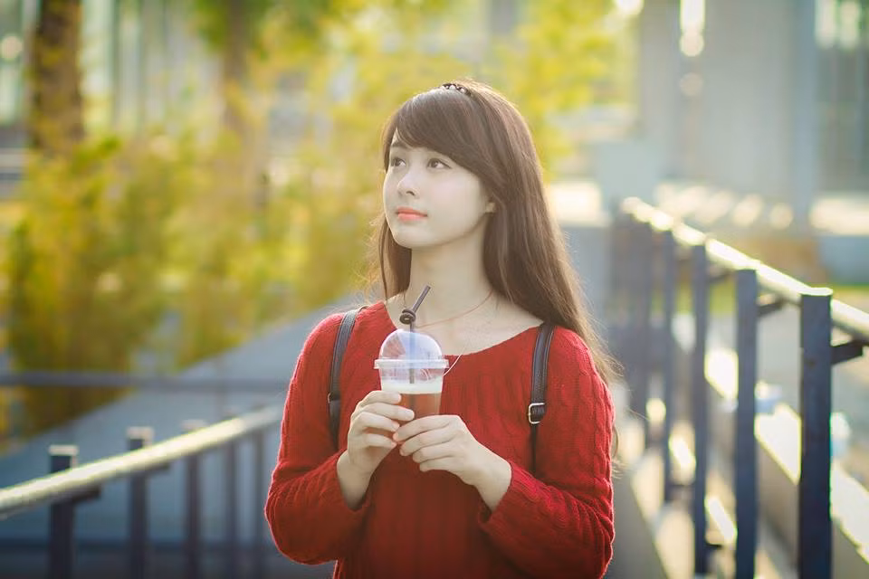 Với vẻ đẹp tinh khôi và vóc dáng yêu kiều, những bức ảnh mới đây của Thái Hà đã khiến cư dân mạng siêu lòng và không tiếc lời khen ngợi cho nhan sắc cô "hot girl Hải Phòng" này.