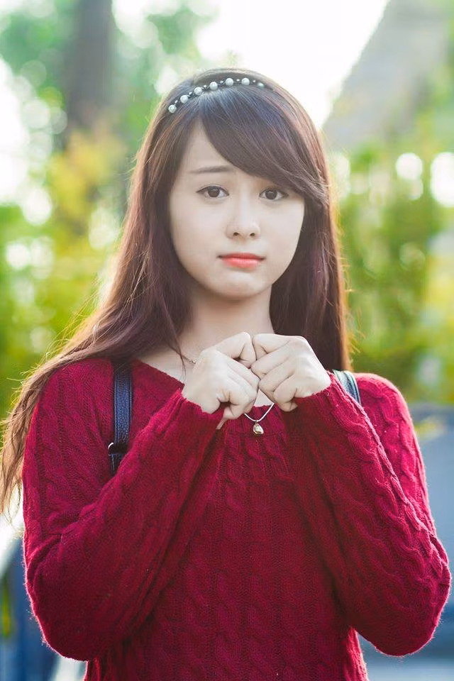 Mới đây, bức ảnh của một cô gái với vẻ đẹp tinh khôi cùng nụ cười tỏa sáng được cư dân mạng truyền tay nhau có những lời khen không ngớt lời về nhan sắc của bạn gái mang vẻ đẹp chẳng thua kém gì hot girl này.