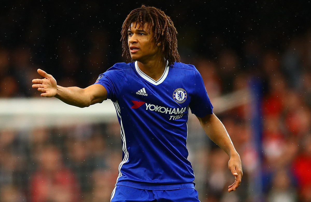 The Sun bất ngờ đưa tin, HLV Maurizio Sarri đang lên kế hoạch đưa Nathan Ake trở lại Stamford Bridge. Số tiền mà The Blues phải bỏ ra nếu kích hoạt điều khoản mua lại Ake sẽ lên tới 40 triệu bảng.