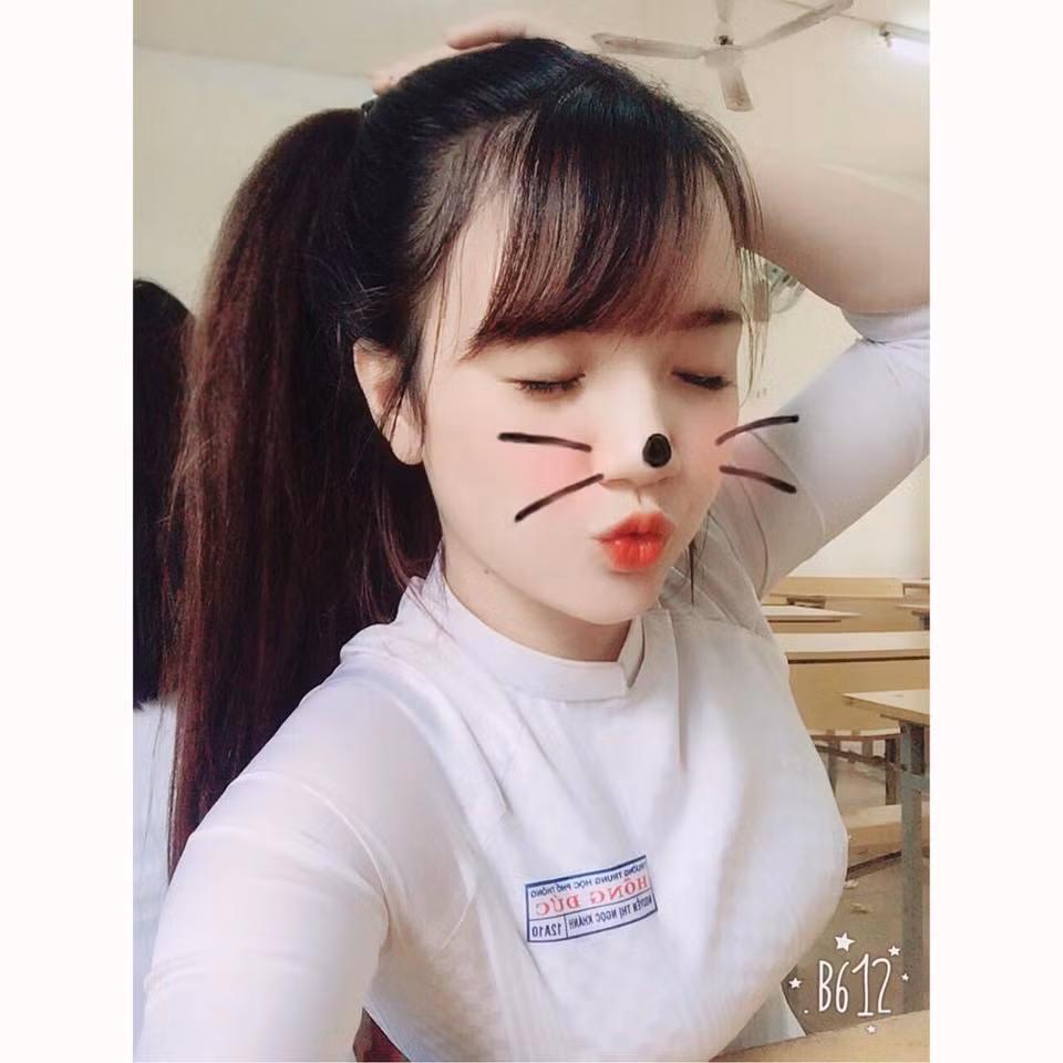 Những khoảnh khắc cực dễ thương cũng liên tục được Ngọc Khánh đăng tải trên trang cá nhân khiến trái tim băng giá của nhiều anh chàng phải tan chảy.