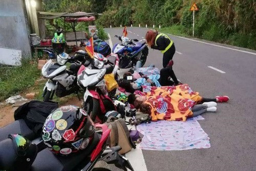 Thời gian vừa qua, những hình ảnh dân phượt Việt chọn vệ đường hay những rãnh thoát nước là nơi dừng chân ngủ nghỉ trở thành tâm điểm bàn tán của cư dân mạng.