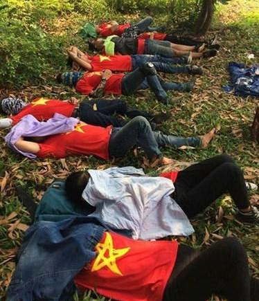 Tuy nhiên, dân phượt ngủ vạ vật trên đường từng gây ra khá nhiều tranh cãi về độ an toàn, không chỉ của các phượt thủ mà còn của những người tham gia giao thông.